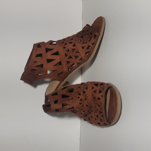 American Eagle Outfitters Shoes - American Eagle Lazer Cut Block Heel Sandals Faux Suede Peep Toe sz 7.5 GUC